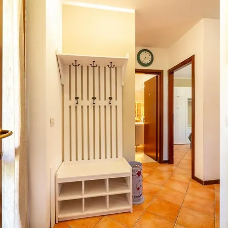 Cozy With Garden In Laghetto By Wonderful Italy